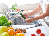 写真：炊事やふき掃除、洗濯などの水仕事をしているとき
