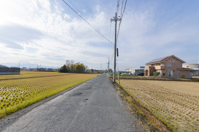 田畑が広がるのどかな奈良県田原本町。登下校の道には、人通りが少ないところもある。