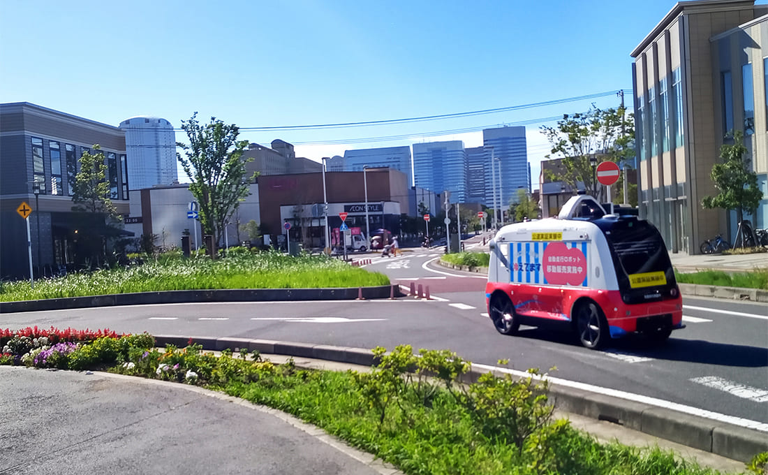 車道を走る無人自動走行ロボット イメージ