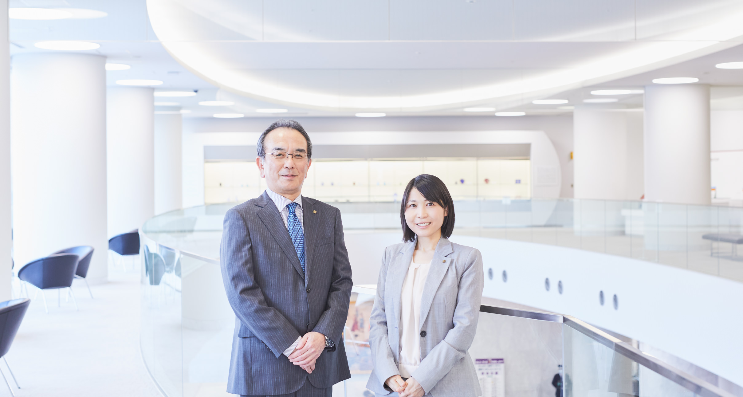 笑顔で並ぶ谷本社長と現場社員N.Yさんの写真