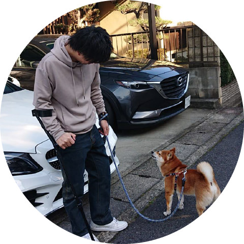 飼い犬のリードを持つ社員の写真