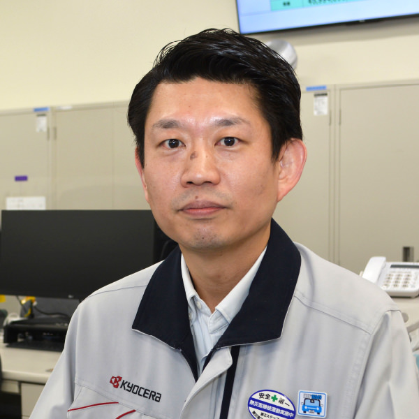 制服姿の社員の写真