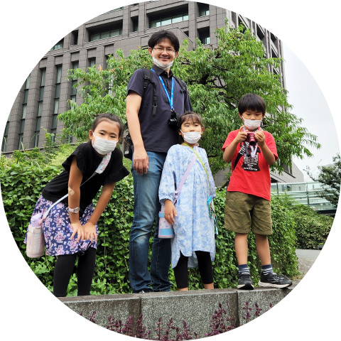三人の子どもと社員の写真