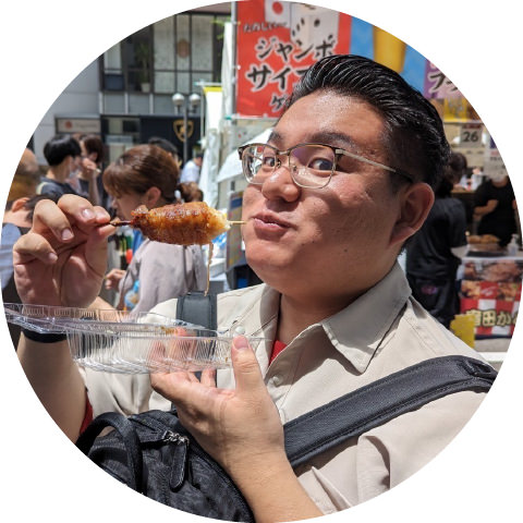 おいしいものを食べて微笑む社員の写真