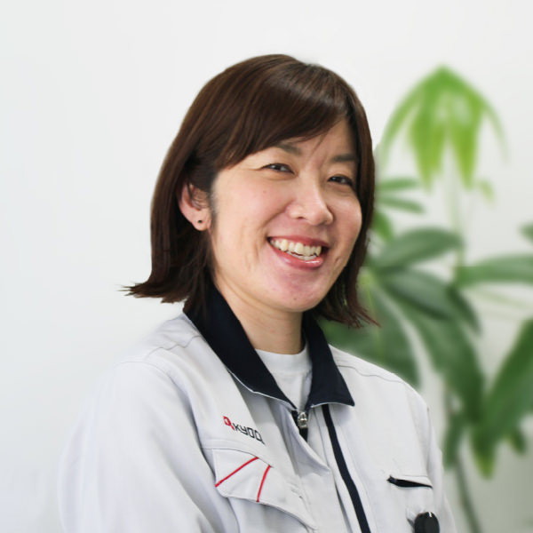 制服で微笑む社員の写真