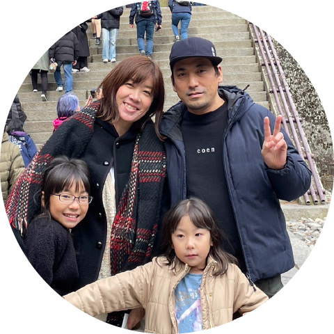 夫、二人の子どもと微笑む社員の写真