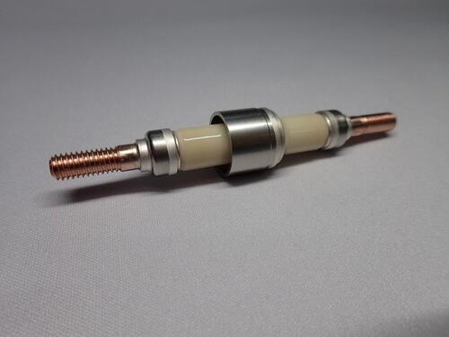 世界初、液体水素用高電流対応の「電流導入端子」と「MS-8ピン端子」を新開発