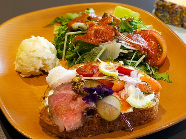 食卓を鮮やかに彩って