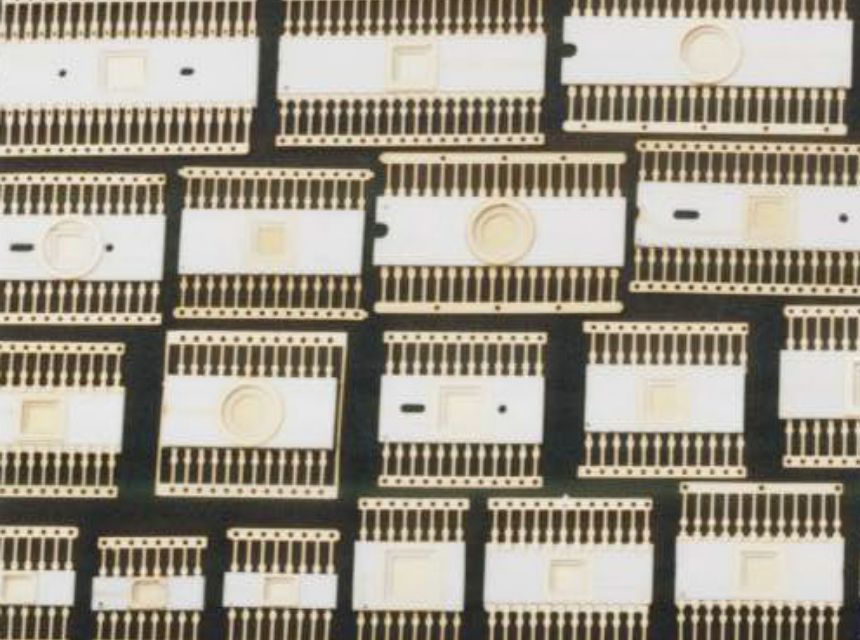 初期のセラミック多層パッケージ