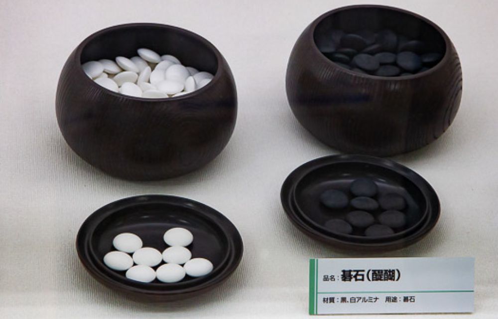 白と黒のセラミックスでつくられた碁石