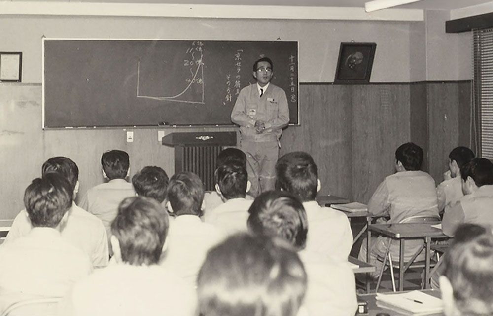 1975年、京セラの今後の方針を社員に向けて話す稲盛