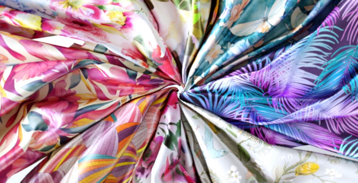 独自開発の水系顔料インクと前後処理液を使用し、綿・シルク・ポリエステル・ナイロン・混紡など、生地に合わせてインクを交換することなくさまざまな生地へのプリントを実現。