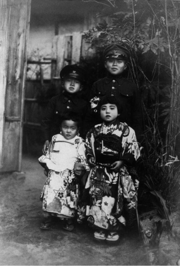 8歳ごろの稲盛（後列左）