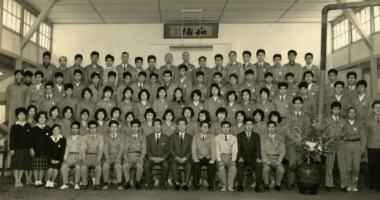 1961年4月1日の創立2周年の記念写真。この月末、稲盛は団体交渉に遭遇する