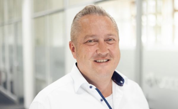 受付で笑われても、ビジネスがなくても。10年通い続けて築いた信頼の架け橋。