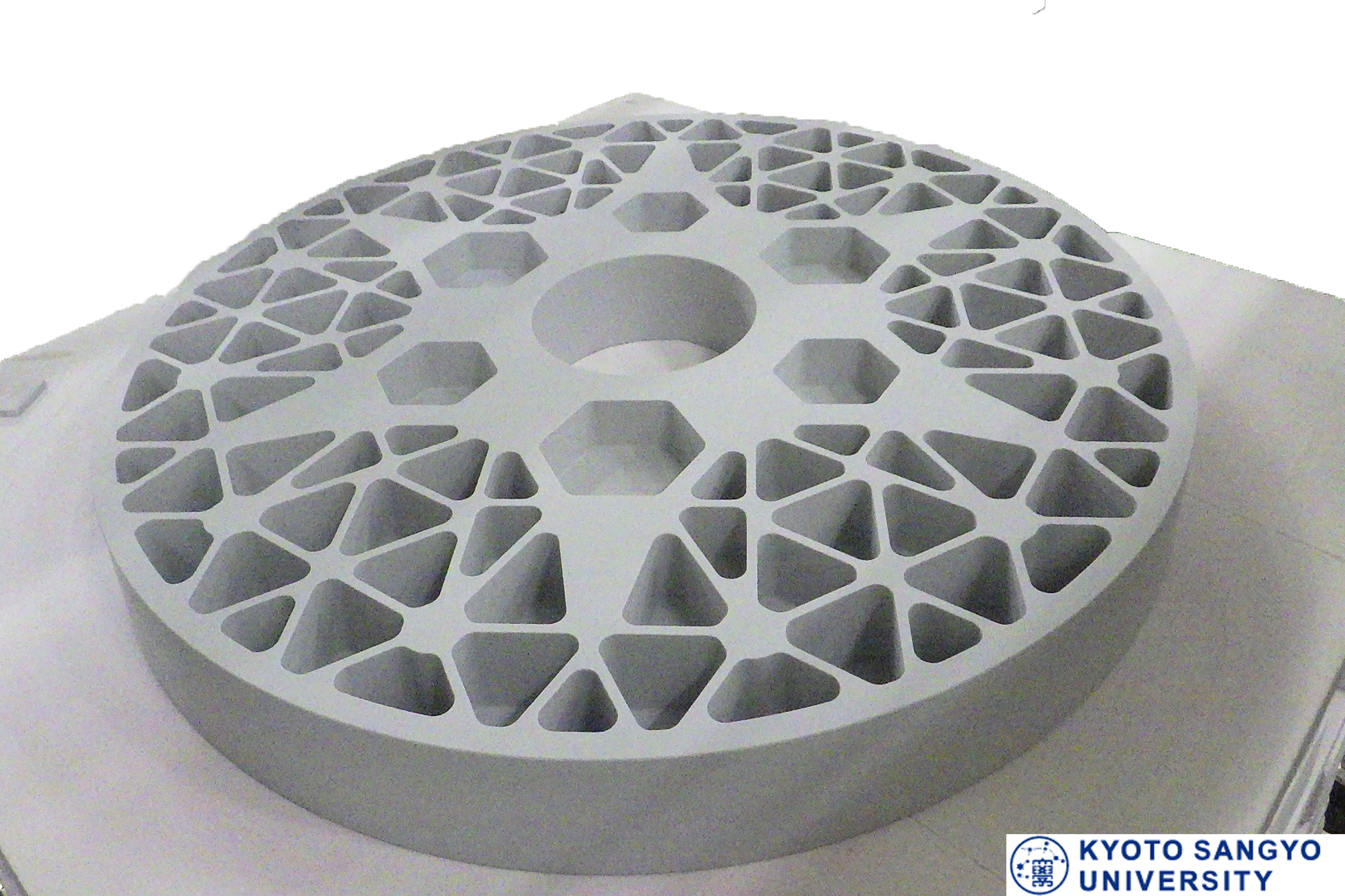 焼結後直径1.3メートルの大型ファインコージライトミラー。京セラの製造能力を誇示