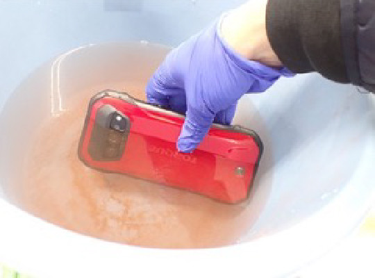 画像：泥や砂が付着したあとの洗い方 水で洗う