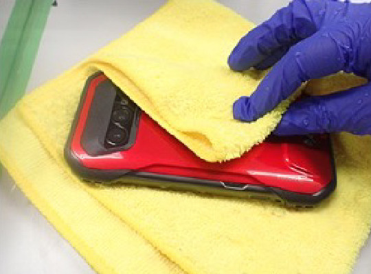 画像：泥や砂が付着したあとの洗い方 布で拭き取る