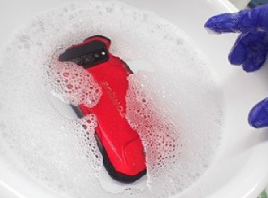 画像：泥や砂が付着したあとの洗い方 中性洗剤を薄めた水に漬け置き