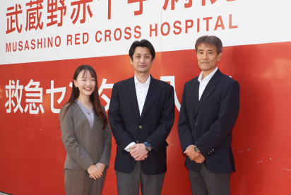 武蔵野赤十字病院の岡田氏・尾喜氏と、京セラの担当者の集合写真