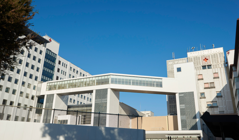 武蔵野赤十字病院の現病棟と新病棟の外観