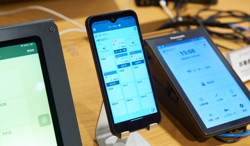 店舗に設置されるスマホPOSのイメージ