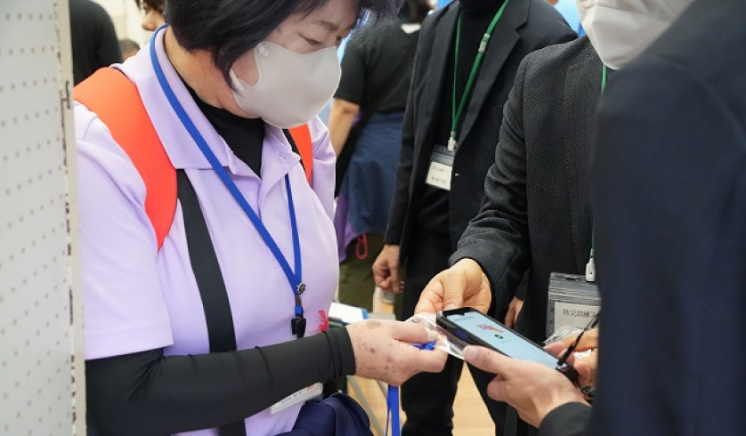 スマホでのカード読み取りの様子