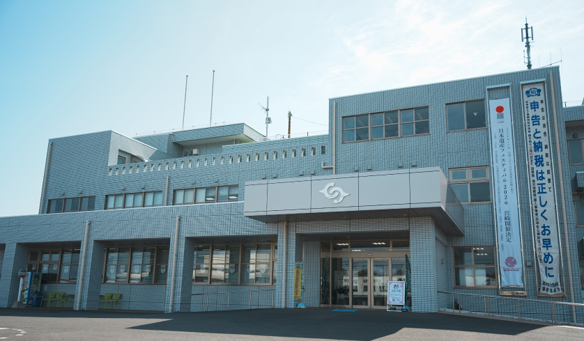 新富町役場の外観