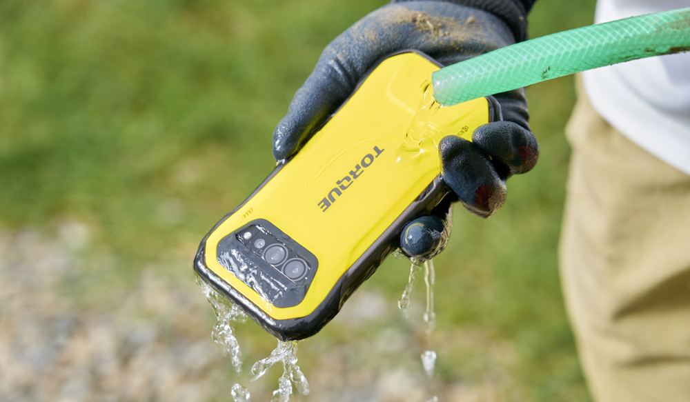 田んぼに落としても気にしない！水洗いもできる、防水・耐泥水スマホ