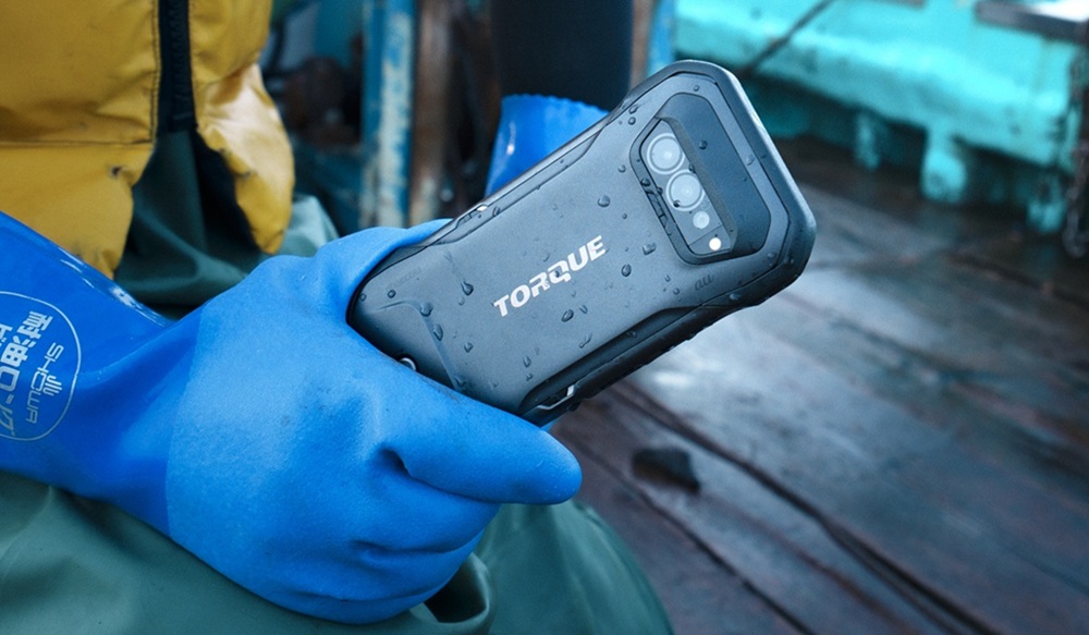 海水の上に落としても気にしない！ 水洗いもできる、耐海水・耐泥水スマホ