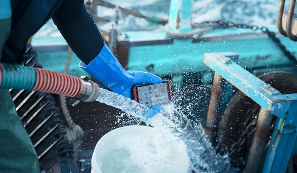海水の上に落としても気にしない！ 水洗いもできる、耐海水・耐泥水スマホ