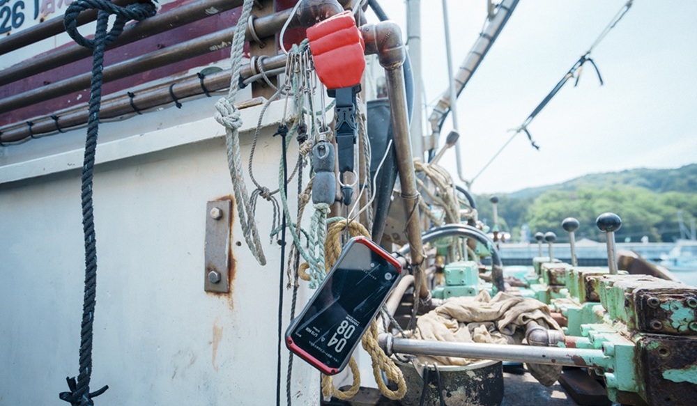 海に落としても電池切れも。アクセサリーが漁業の安全性を高める