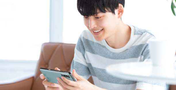 社員のスマホ私的利用のイメージ画像