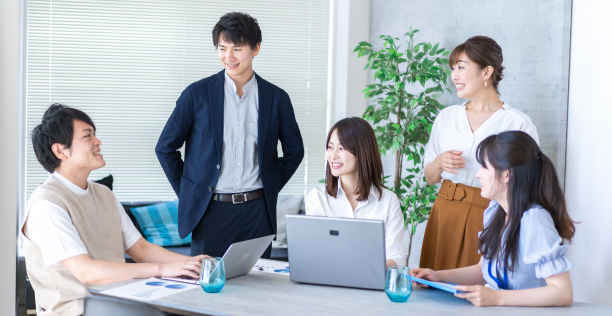 前向きに働ける職場のイメージ画像