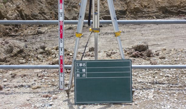 現場に撮影用の黒板を設置している様子