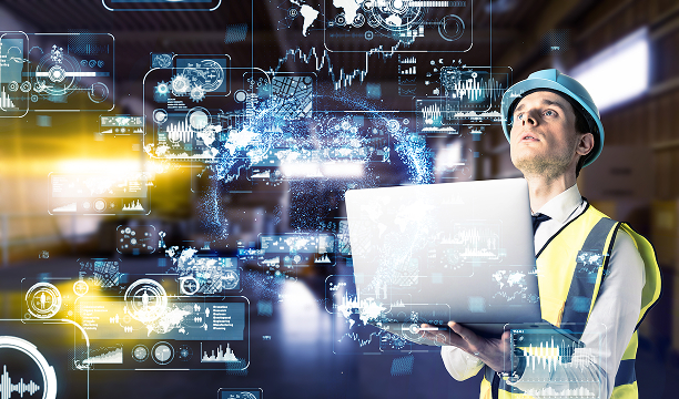 現場工事担当がパソコンでネットワークにアクセスしているイメージ