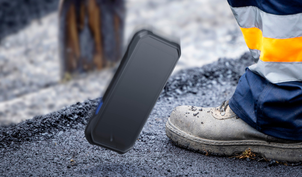 工事現場でスマホが落下している様子