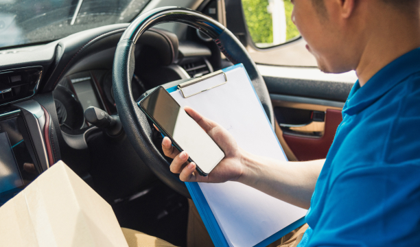 トラックの運転手がスマートフォンを操作している様子