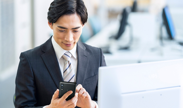 スマートフォンを操作している会社員