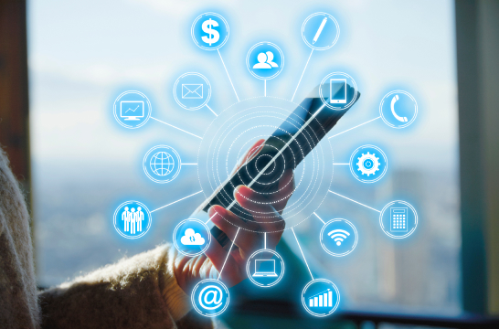 スマホで業務の様々な情報を管理しているイメージ写真