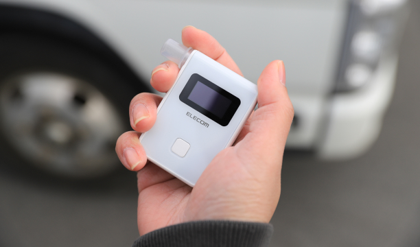 ALSmartを片手で持っている様子