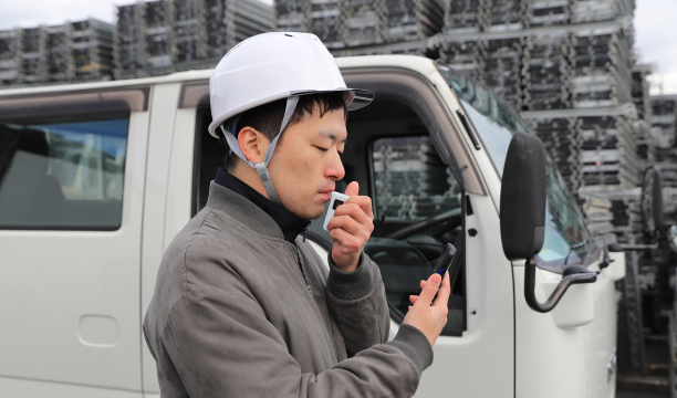 ALSmartを使い、アルコールチェックをしている様子