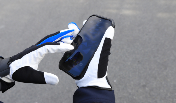 手袋を装着してDuraForce EXを操作する様子