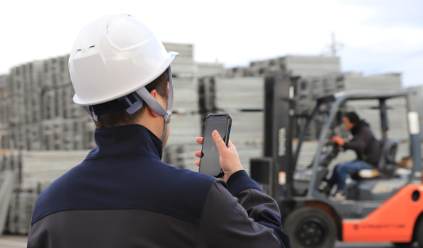 フォークリフト近くで通話をしている様子