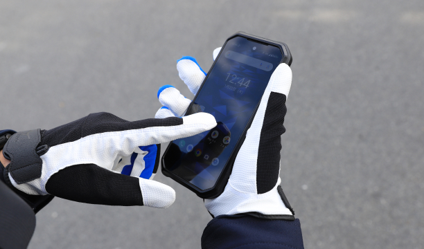 DuraForce EXに2つあるダイレクトボタンを操作している様子