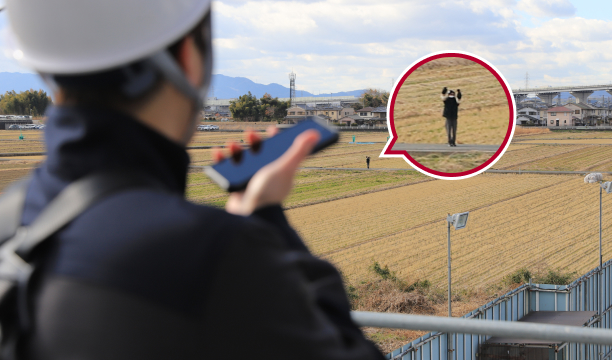 足場3階から100m以上離れた場所で通話している様子