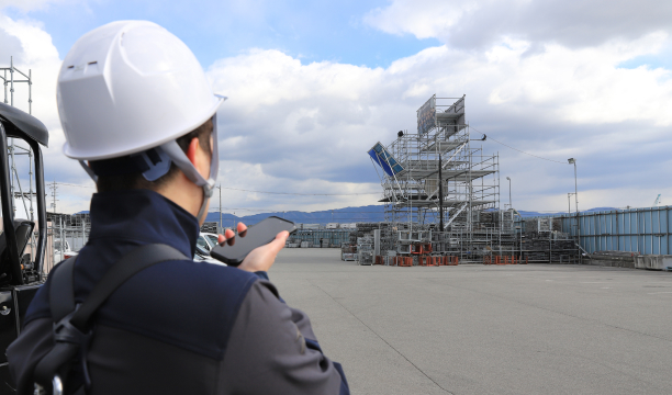 IP無線アプリで遠くの人と通話をしている様子