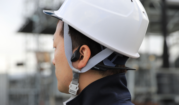 Buddycom専用PTT機能付きイヤホンマイクを装着している男性