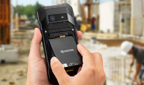 京セラ製スマホのバッテリー交換をしている様子