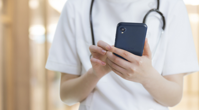 医療現場で看護師がスマートフォンを操作している様子